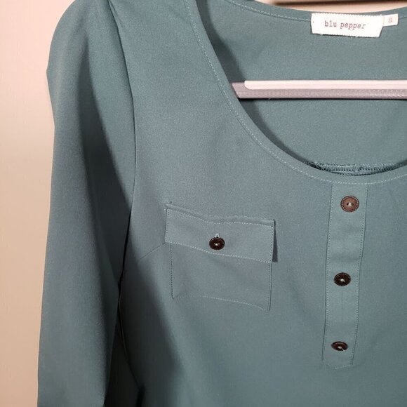 Like New Blu Pepper Scoop Neck Double Pocket Teal Blouse Small - Picture 3 of 8